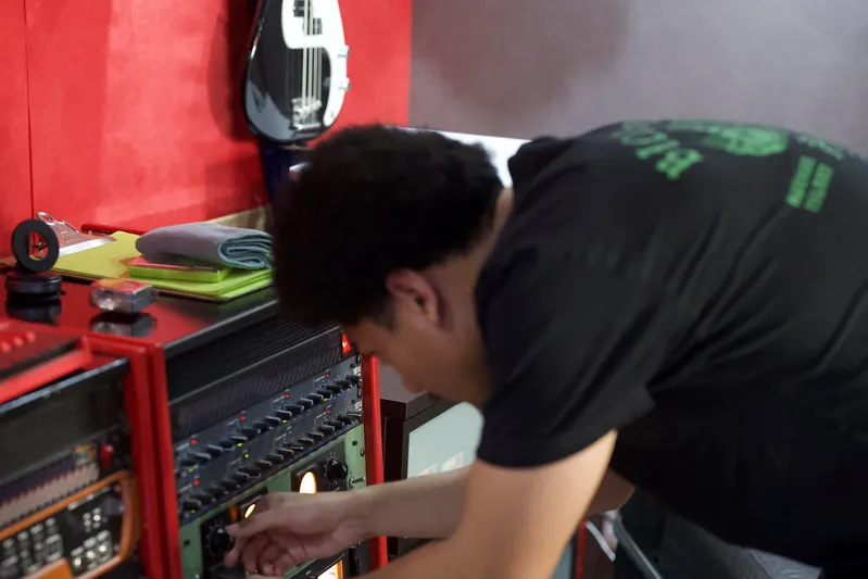 Kai McGilvery patching the outboard rack